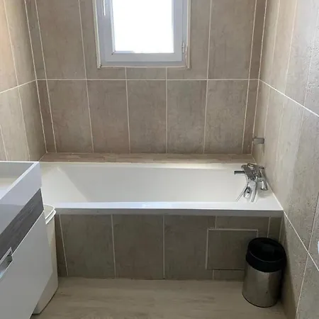 Plain Pied Climatise Piscine Idealement Situe *