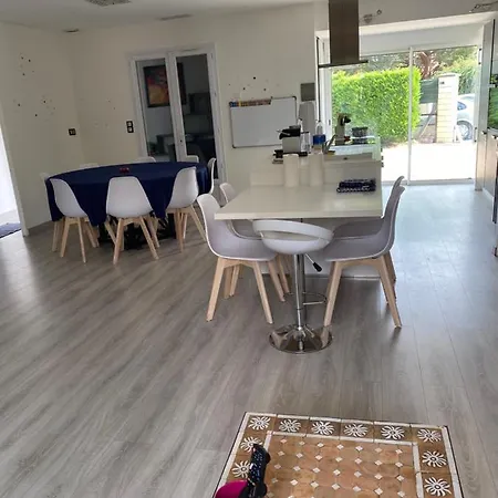 Holiday home Plain Pied Climatise Piscine Idealement Situe *